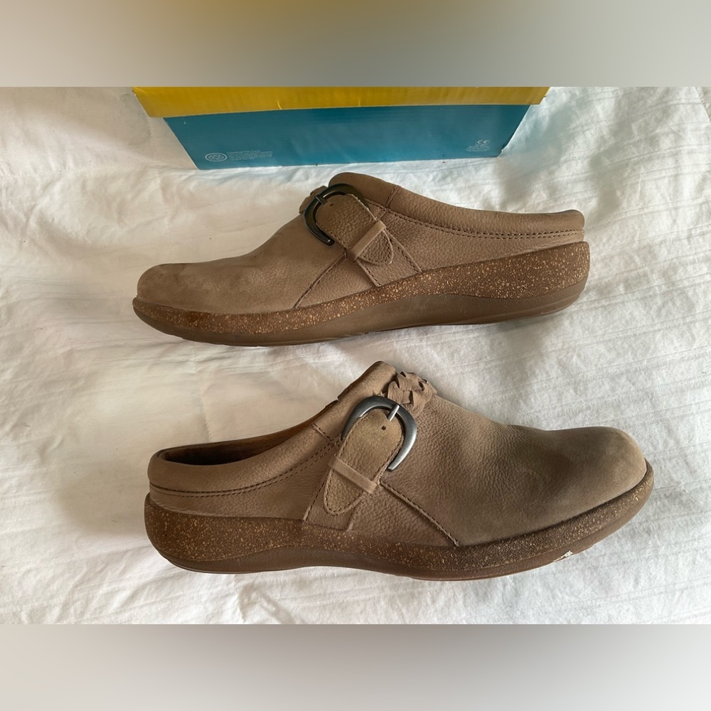Aetrex Libby cork and leather clogs 7.5-8